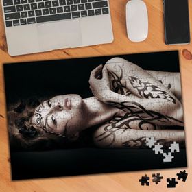 02067 Yatan Dövmeli Kadın 240 Parça Puzzle Yapboz