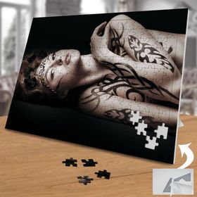 02067 Yatan Dövmeli Kadın 240 Parça Puzzle Yapboz