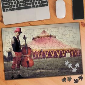 02352 Sirkte Bir Çellocu 240 Parça Puzzle Yapboz