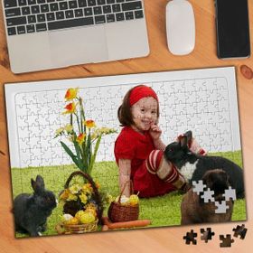 024566 Bahçede Tavşanlarla Sevimli Kız 240 Parça Puzzle Yapboz