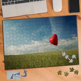 085 Yeşil Kırlarda Kalpli Balon 240 Parça Puzzle Yapboz Tablo
