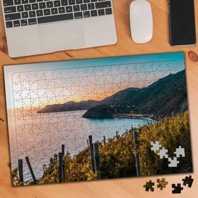 100370 Çayırlar Arasından Deniz Manzarası 240 Parça Puzzle Yapboz