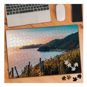 100370 Çayırlar Arasından Deniz Manzarası 240 Parça Puzzle Yapboz