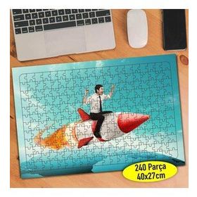 103230358 Hedefine Uçan Mutlu Adam 240 Parça Puzzle Yapboz
