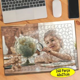 107956614 Dünya Küresini İnceleyen Çocuk 240 Parça Puzzle Yapboz