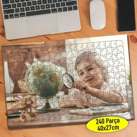 107956614 Dünya Küresini İnceleyen Çocuk 240 Parça Puzzle Yapboz