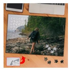 110224 Taşlı Ormanda Yürüyen Kadın 240 Parça Puzzle Yapboz Tablo