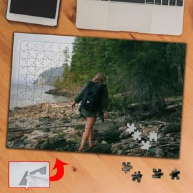 110224 Taşlı Ormanda Yürüyen Kadın 240 Parça Puzzle Yapboz Tablo