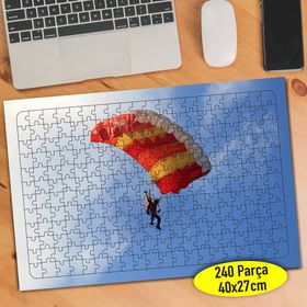 11174 Bulutlu Gökyüzünde Süzülen Paraşüt 240 Parça Puzzle Yapboz