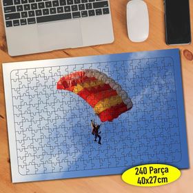 11174 Bulutlu Gökyüzünde Süzülen Paraşüt 240 Parça Puzzle Yapboz