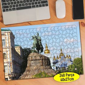 111894615 Ukrayna Meydanında Atlı Heykel 240 Parça Puzzle Yapboz