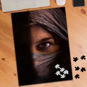 1335487 Tek Gözü Görünen Peçeli Kız 240 Parça Puzzle Yapboz
