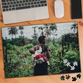2134 Bebeğiyle Tarlada Çalışan Kadın 240 Parça Puzzle Yapboz