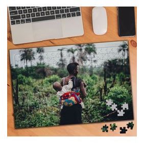 2134 Bebeğiyle Tarlada Çalışan Kadın 240 Parça Puzzle Yapboz