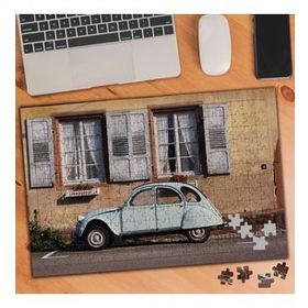 3091234 Panjurlu Ev Önünde Retro Araba 240 Parça Puzzle Yapboz