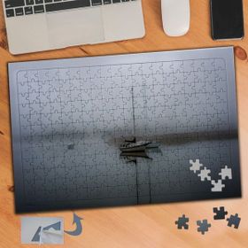 330 Gri Denizin Ortasında Kayık 240 Parça Puzzle Yapboz Tablo