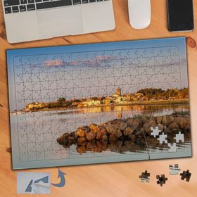 334 Uzaktaki Kasaba ve Deniz Manzarası 240 Parça Puzzle Yapboz Tablo
