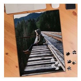 33737 Yüksek Tren Hattında Oturan Kız 240 Parça Puzzle Yapboz