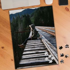 33737 Yüksek Tren Hattında Oturan Kız 240 Parça Puzzle Yapboz