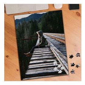 33737 Yüksek Tren Hattında Oturan Kız 240 Parça Puzzle Yapboz