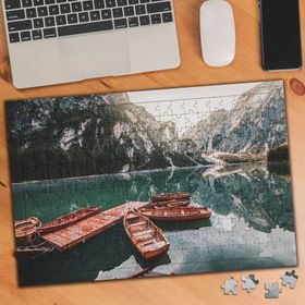 384927 Dağlar Arasındaki Denizde Sandal 240 Parça Puzzle Yapboz