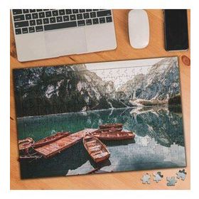 384927 Dağlar Arasındaki Denizde Sandal 240 Parça Puzzle Yapboz