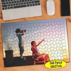 4328 Dürbünle Gökyüzünü İnceleyen Çocuk 240 Parça Puzzle Yapboz