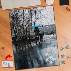 435070 Yağmurda Yürüyen İnsan 240 Parça Puzzle Yapboz Tablo