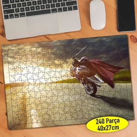 48 Pelerinli Hızlı Motorsiklet Yarışçısı 240 Parça Puzzle Yapboz