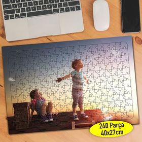 589243 Çatıda Kolları Açık Mutlu Çocuk 240 Parça Puzzle Yapboz