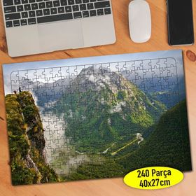 62858006 Dumanlı Yeşil Doğa Dağ Manzarası 240 Parça Puzzle Yapboz