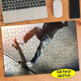 65895949 Kaykay Süren Genç Adam 240 Parça Puzzle Yapboz