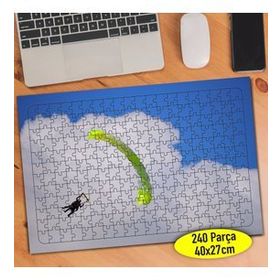 7426 Bulutlu Gökyüzünde Süzülen Paraşüt 240 Parça Puzzle Yapboz
