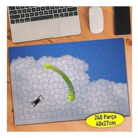 7426 Bulutlu Gökyüzünde Süzülen Paraşüt 240 Parça Puzzle Yapboz