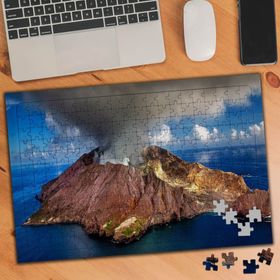 74504 Denizin Ortasında Volkanik Dağ 240 Parça Puzzle Yapboz