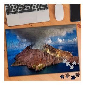 74504 Denizin Ortasında Volkanik Dağ 240 Parça Puzzle Yapboz
