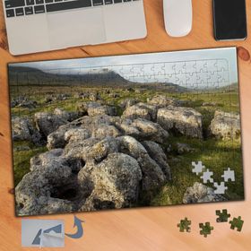 764 Çimenlerin Üstünde Kayalar 240 Parça Puzzle Yapboz Tablo