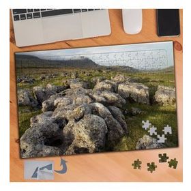 764 Çimenlerin Üstünde Kayalar 240 Parça Puzzle Yapboz Tablo
