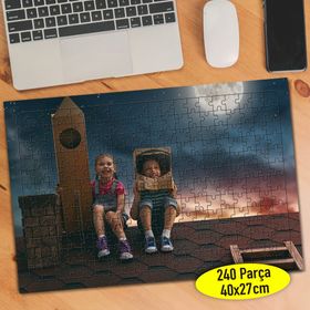 7824 Dolunayda Astronot Neşeli Çocuklar 240 Parça Puzzle Yapboz