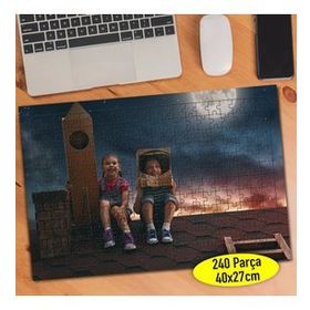 7824 Dolunayda Astronot Neşeli Çocuklar 240 Parça Puzzle Yapboz