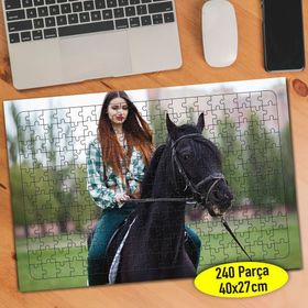 7945 Siyah Atın Üstünde Uzun Saçı Kadın 240 Parça Puzzle Yapboz