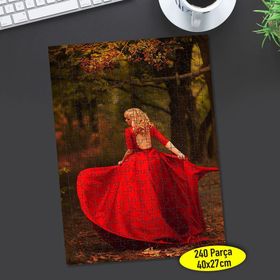 8 Ormanda Yürüyen Kırmızı Elbiseli Kadın 240 Parça Puzzle Yapboz