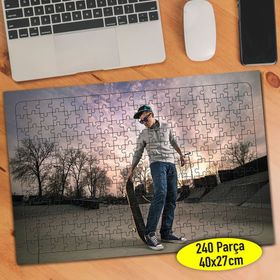 81139516 Kaykay Süren Genç Adam 240 Parça Puzzle Yapboz