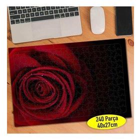 8581 Siyah Zeminde Açmış Kırmızı Gül 240 Parça Puzzle Yapboz