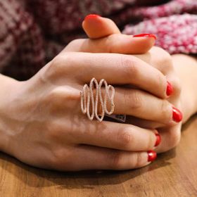 925 Ayar Gümüş Dalga Boyutlu Pembe Renk Beyaz Taşlı Yüzük