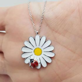 925 Ayar Uğur Böcek Detaylı Beyaz Papatya Kadın Gümüş Kolye