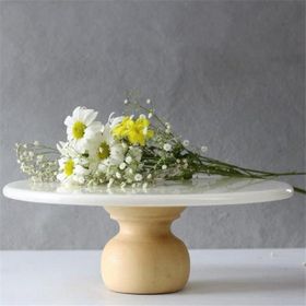Akayev Mermer 25 cm Ahşap Ayaklı Beyaz Yuvarlak Sunum Tabağı