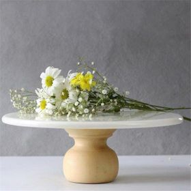 Akayev Mermer 25 cm Ahşap Ayaklı Beyaz Yuvarlak Sunum Tabağı