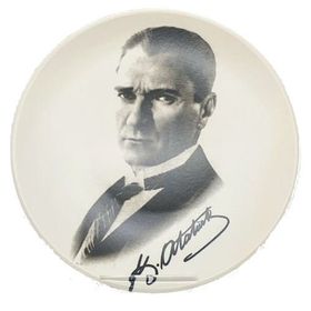 Armada Çini PRT 97 Atatürk Resimli Siyah Beyaz Seramik Baskılı Tabak