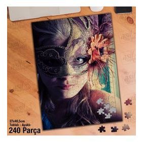 Asil Hobi Karnaval Maskeli Genç Kadının Portresi-Yapboz-Ayak Destekli 240 Parça Puzzle
